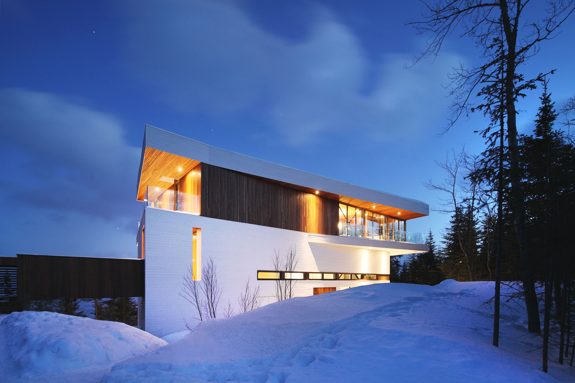 A Spectacular and Elegant Contemporary House Overlooking the St. Lawrence River of Quebec by Bourgeois Lechasseur Architectes (17)
