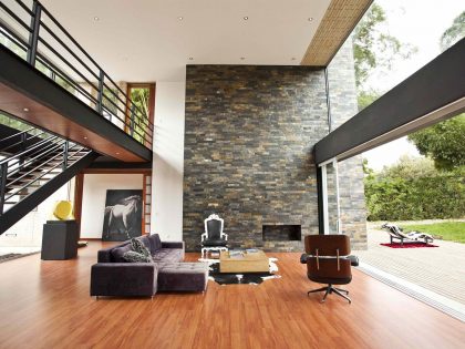 A Striking Contemporary Home Separated by a Stunning Black Stone Walls in Llano Grande, Colombia by David Ramirez (10)