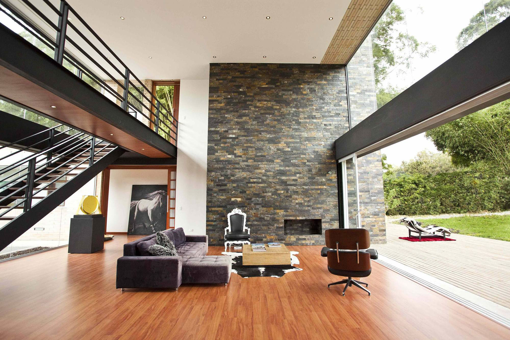 A Striking Contemporary Home Separated by a Stunning Black Stone Walls in Llano Grande, Colombia by David Ramirez (10)