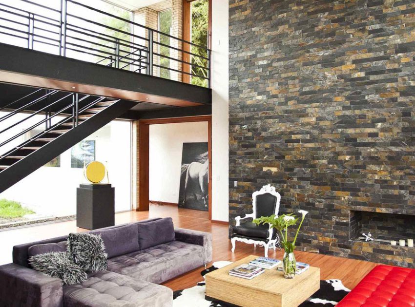 A Striking Contemporary Home Separated by a Stunning Black Stone Walls in Llano Grande, Colombia by David Ramirez (11)