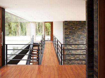 A Striking Contemporary Home Separated by a Stunning Black Stone Walls in Llano Grande, Colombia by David Ramirez (17)