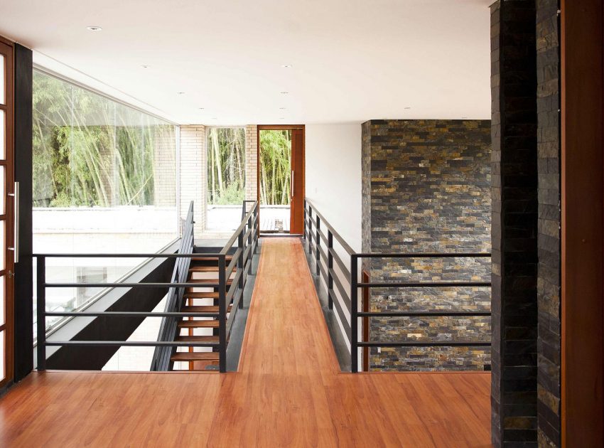 A Striking Contemporary Home Separated by a Stunning Black Stone Walls in Llano Grande, Colombia by David Ramirez (17)