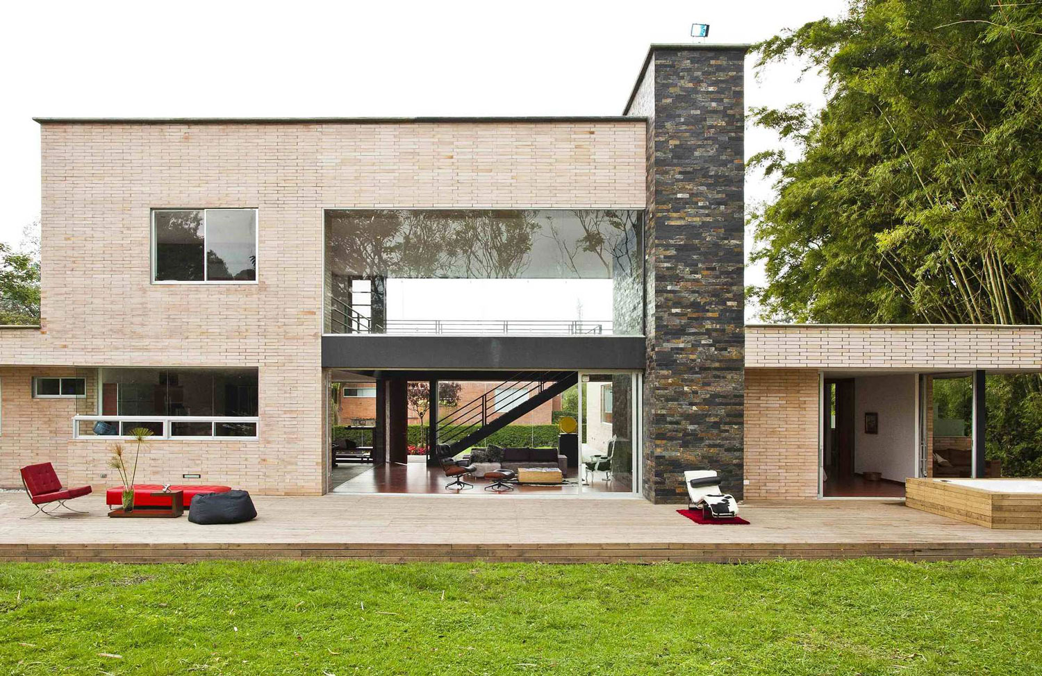 A Striking Contemporary Home Separated by a Stunning Black Stone Walls in Llano Grande, Colombia by David Ramirez (3)