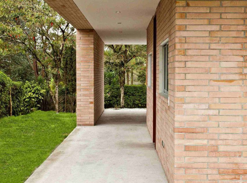 A Striking Contemporary Home Separated by a Stunning Black Stone Walls in Llano Grande, Colombia by David Ramirez (8)