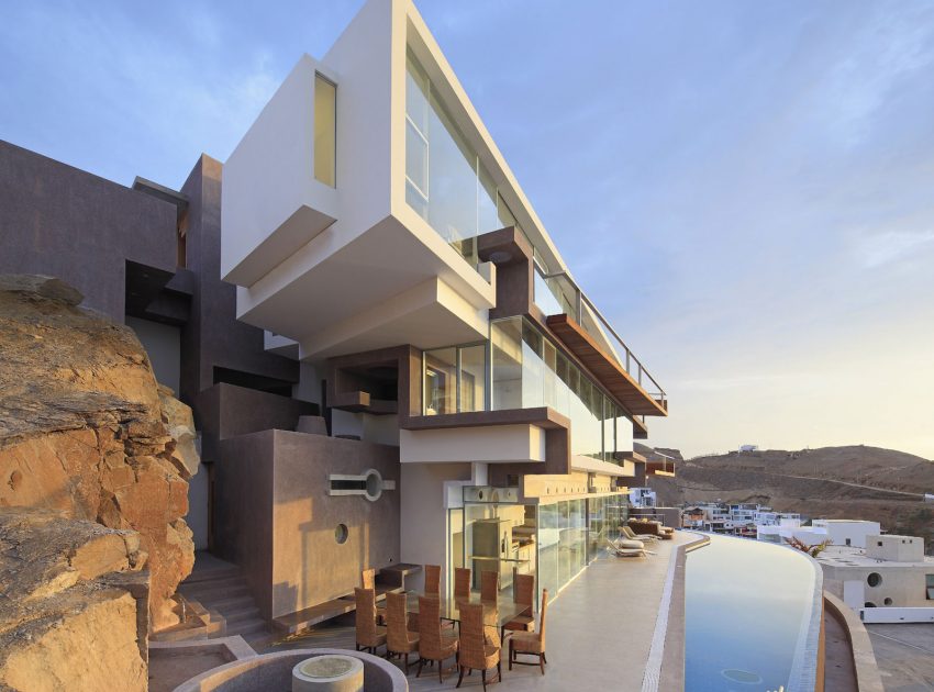 A Striking Modern Beach House on the Rocky Terrain in Lima, Peru by Longhi Architects (1)