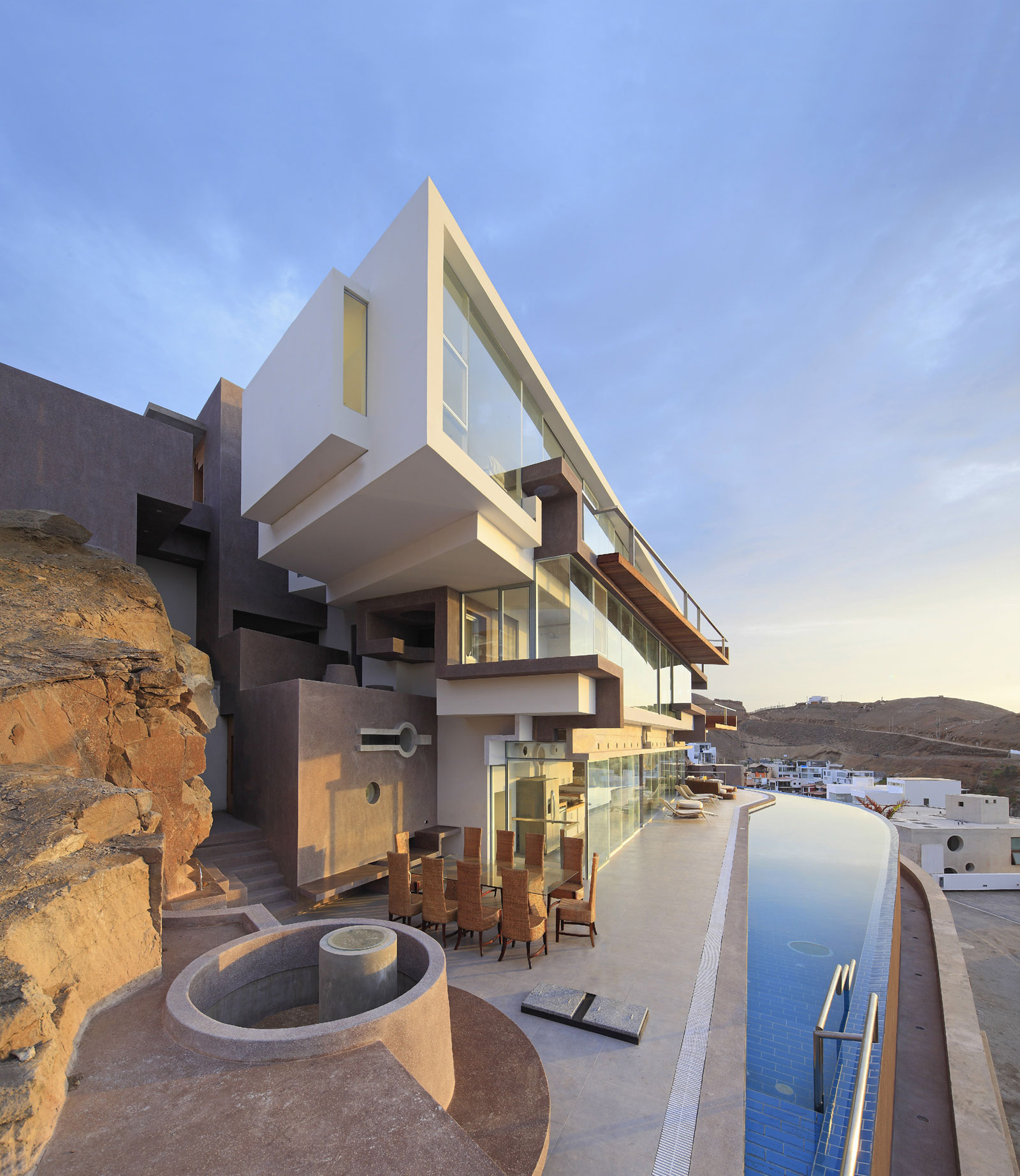 A Striking Modern Beach House on the Rocky Terrain in Lima, Peru by Longhi Architects (1)