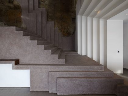 A Striking Modern Beach House on the Rocky Terrain in Lima, Peru by Longhi Architects (10)