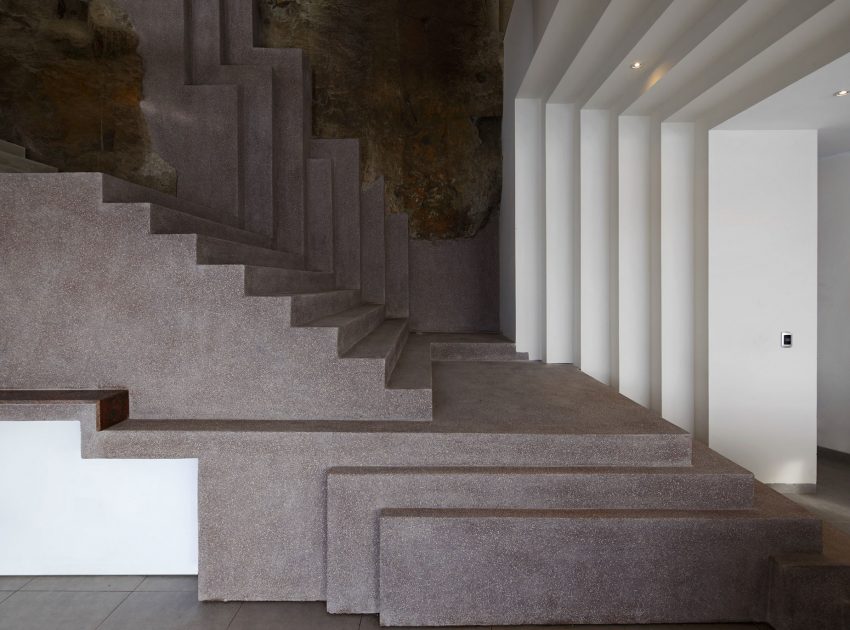 A Striking Modern Beach House on the Rocky Terrain in Lima, Peru by Longhi Architects (10)