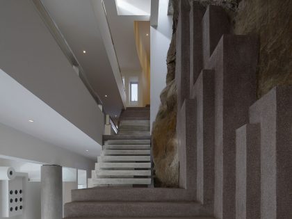 A Striking Modern Beach House on the Rocky Terrain in Lima, Peru by Longhi Architects (11)