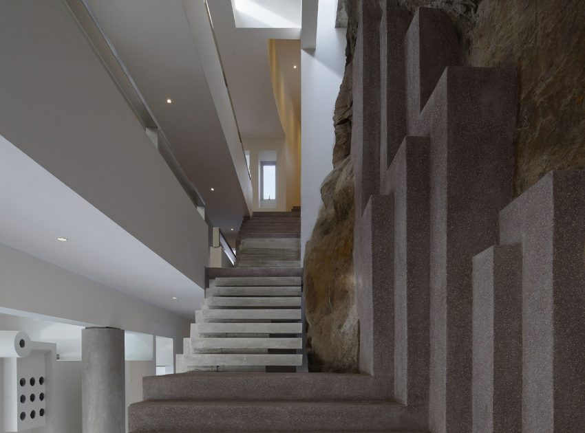 A Striking Modern Beach House on the Rocky Terrain in Lima, Peru by Longhi Architects (11)