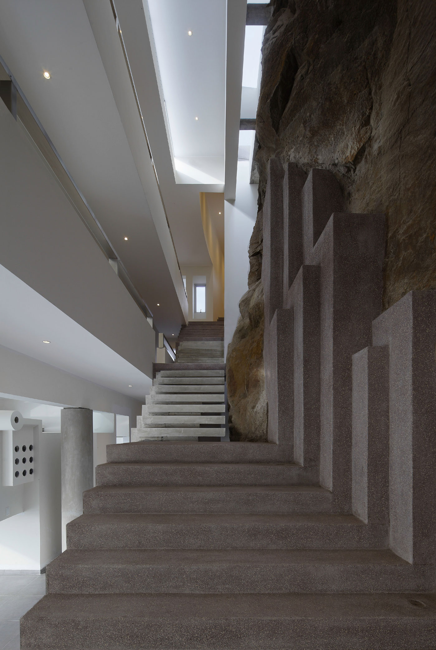 A Striking Modern Beach House on the Rocky Terrain in Lima, Peru by Longhi Architects (11)