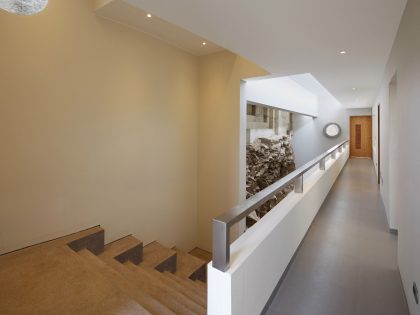 A Striking Modern Beach House on the Rocky Terrain in Lima, Peru by Longhi Architects (12)