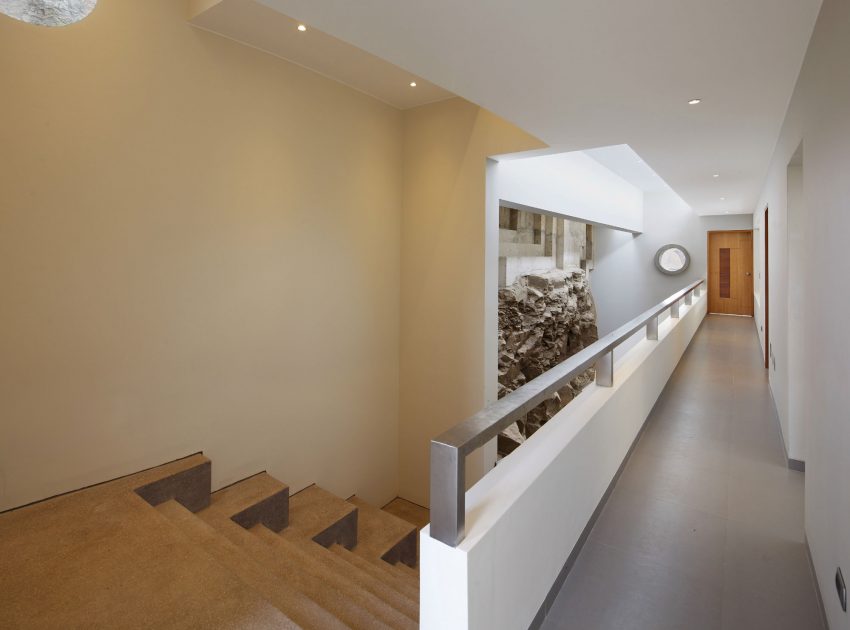A Striking Modern Beach House on the Rocky Terrain in Lima, Peru by Longhi Architects (12)