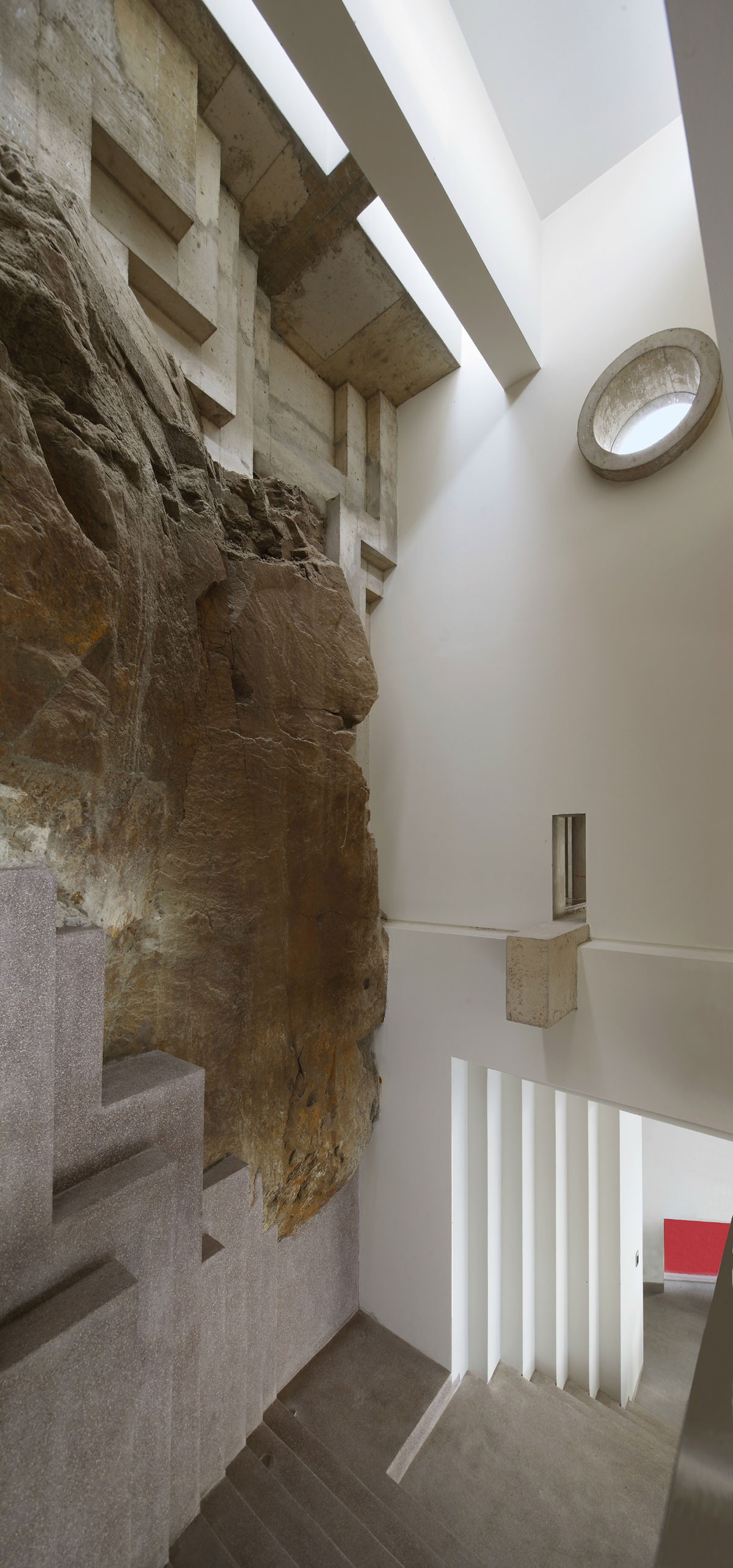 A Striking Modern Beach House on the Rocky Terrain in Lima, Peru by Longhi Architects (13)