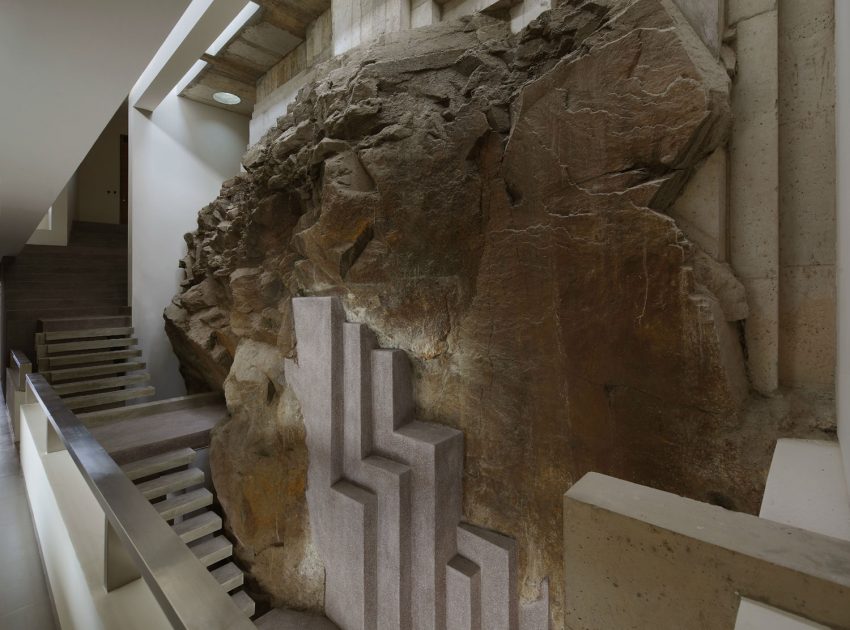 A Striking Modern Beach House on the Rocky Terrain in Lima, Peru by Longhi Architects (14)