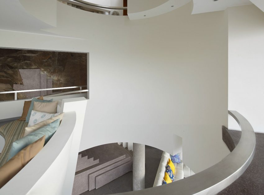 A Striking Modern Beach House on the Rocky Terrain in Lima, Peru by Longhi Architects (15)