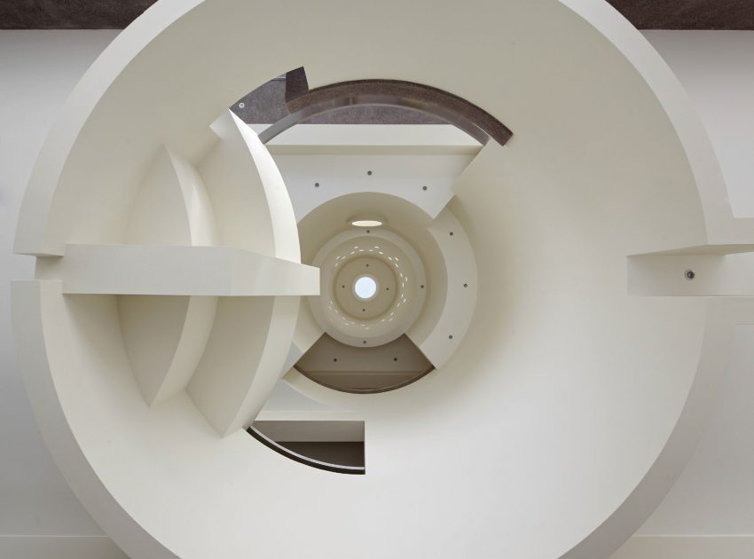 A Striking Modern Beach House on the Rocky Terrain in Lima, Peru by Longhi Architects (16)