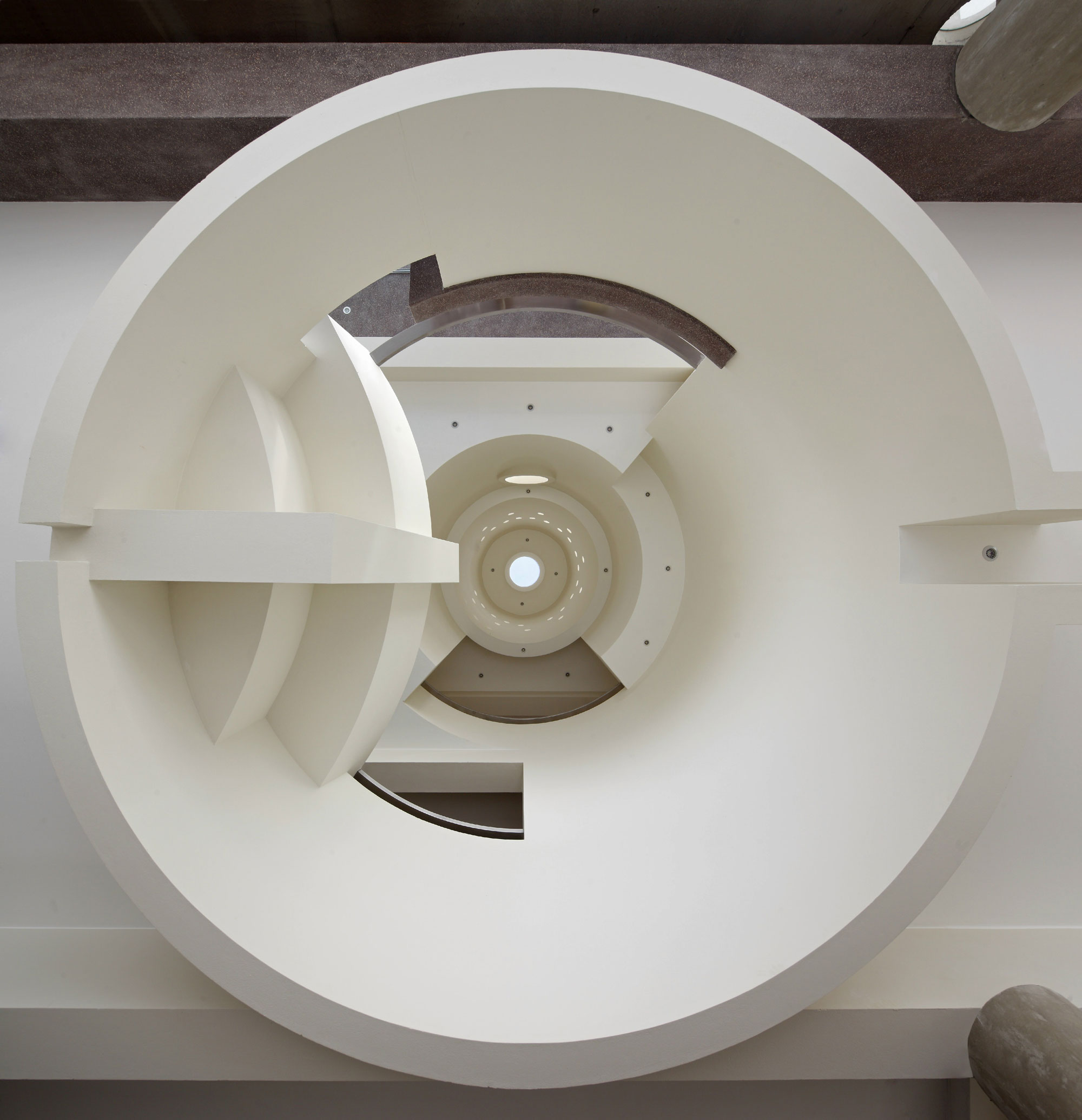 A Striking Modern Beach House on the Rocky Terrain in Lima, Peru by Longhi Architects (16)