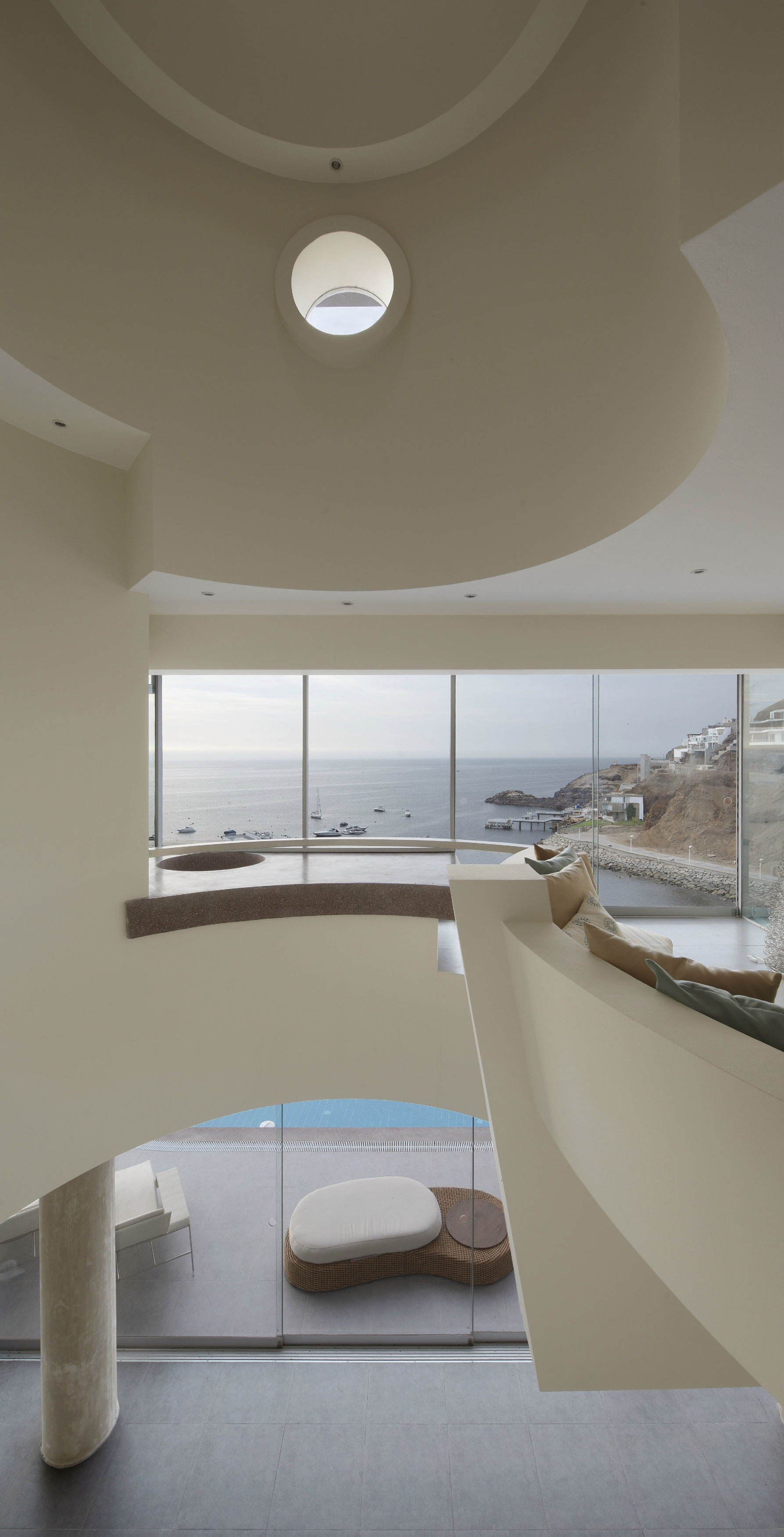 A Striking Modern Beach House on the Rocky Terrain in Lima, Peru by Longhi Architects (17)