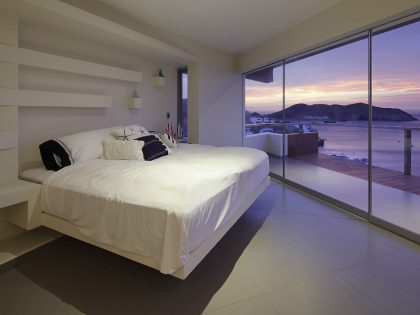 A Striking Modern Beach House on the Rocky Terrain in Lima, Peru by Longhi Architects (18)