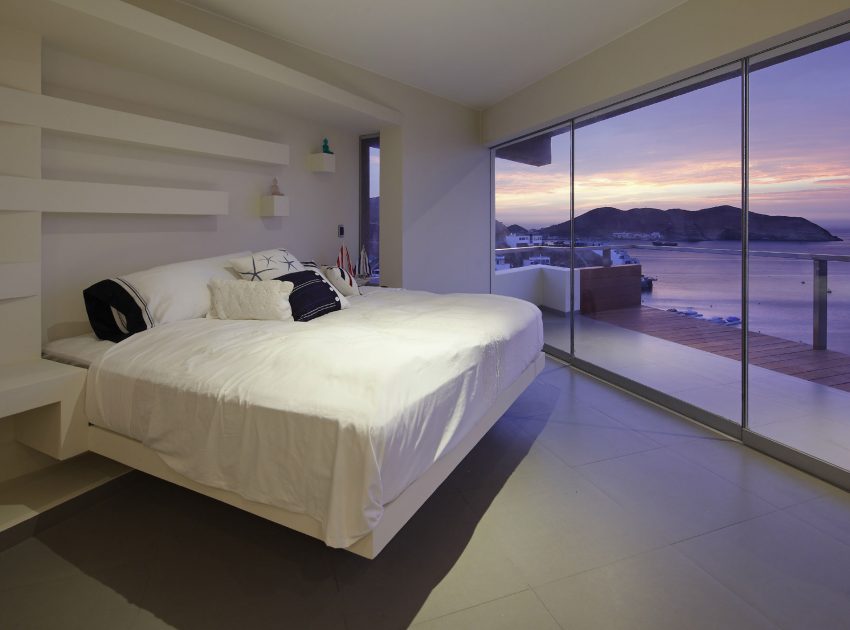 A Striking Modern Beach House on the Rocky Terrain in Lima, Peru by Longhi Architects (18)