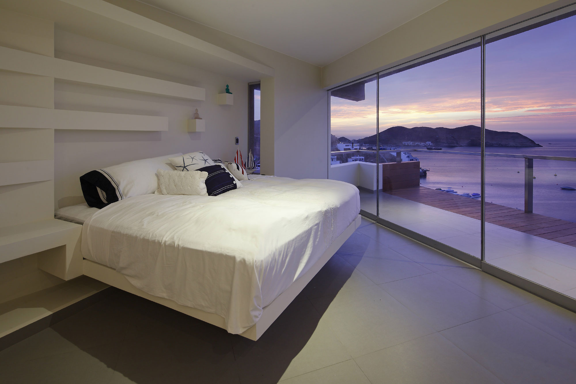 A Striking Modern Beach House on the Rocky Terrain in Lima, Peru by Longhi Architects (18)