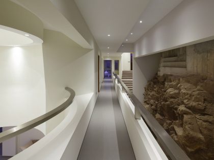 A Striking Modern Beach House on the Rocky Terrain in Lima, Peru by Longhi Architects (19)