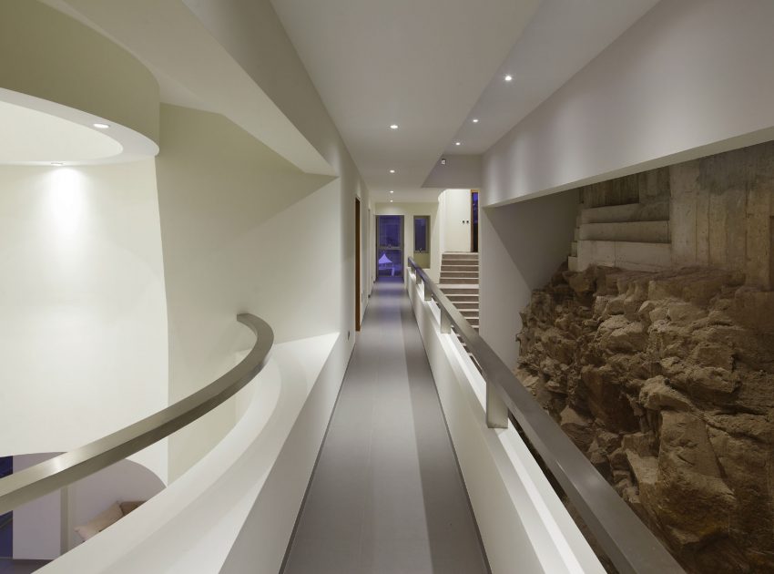 A Striking Modern Beach House on the Rocky Terrain in Lima, Peru by Longhi Architects (19)