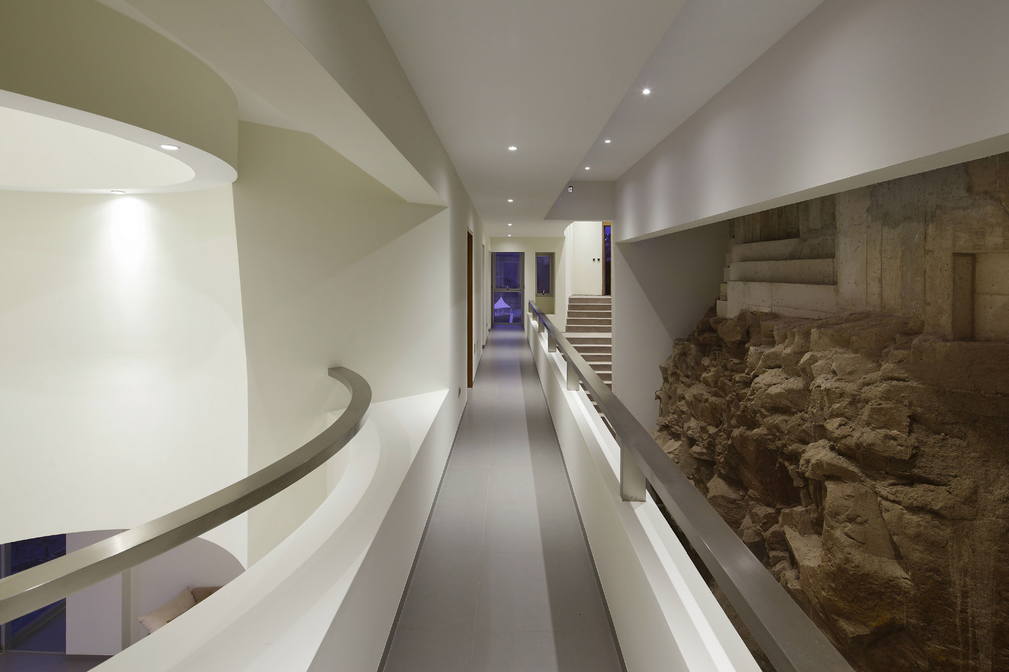 A Striking Modern Beach House on the Rocky Terrain in Lima, Peru by Longhi Architects (19)