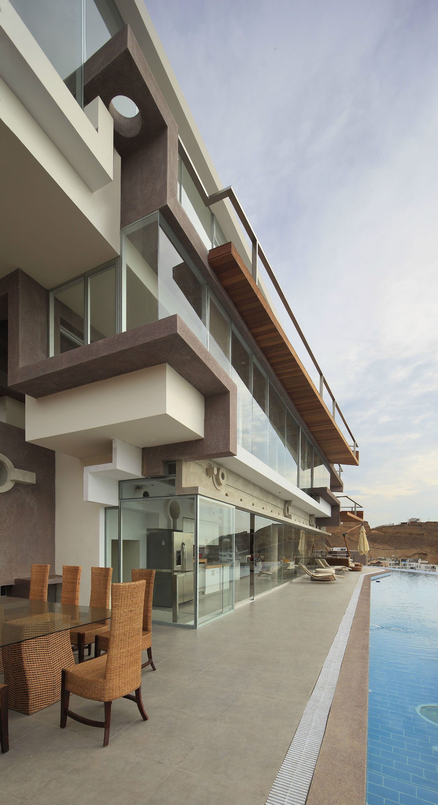 A Striking Modern Beach House on the Rocky Terrain in Lima, Peru by Longhi Architects (2)