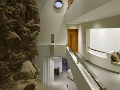 A Striking Modern Beach House on the Rocky Terrain in Lima, Peru by Longhi Architects (20)