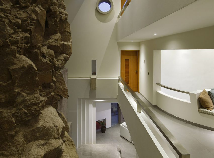 A Striking Modern Beach House on the Rocky Terrain in Lima, Peru by Longhi Architects (20)