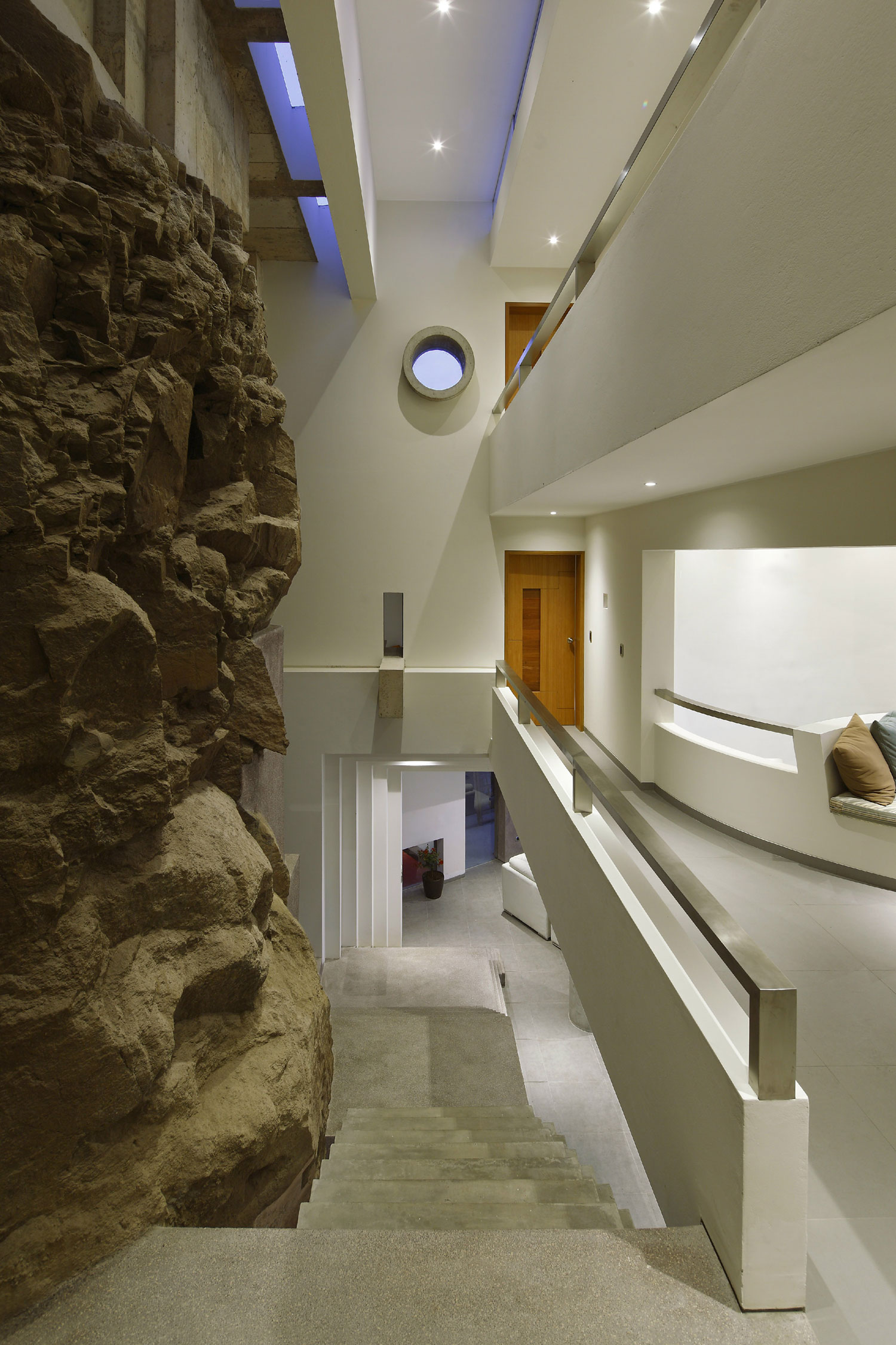 A Striking Modern Beach House on the Rocky Terrain in Lima, Peru by Longhi Architects (20)