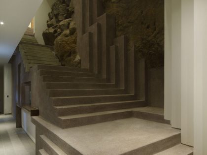 A Striking Modern Beach House on the Rocky Terrain in Lima, Peru by Longhi Architects (21)