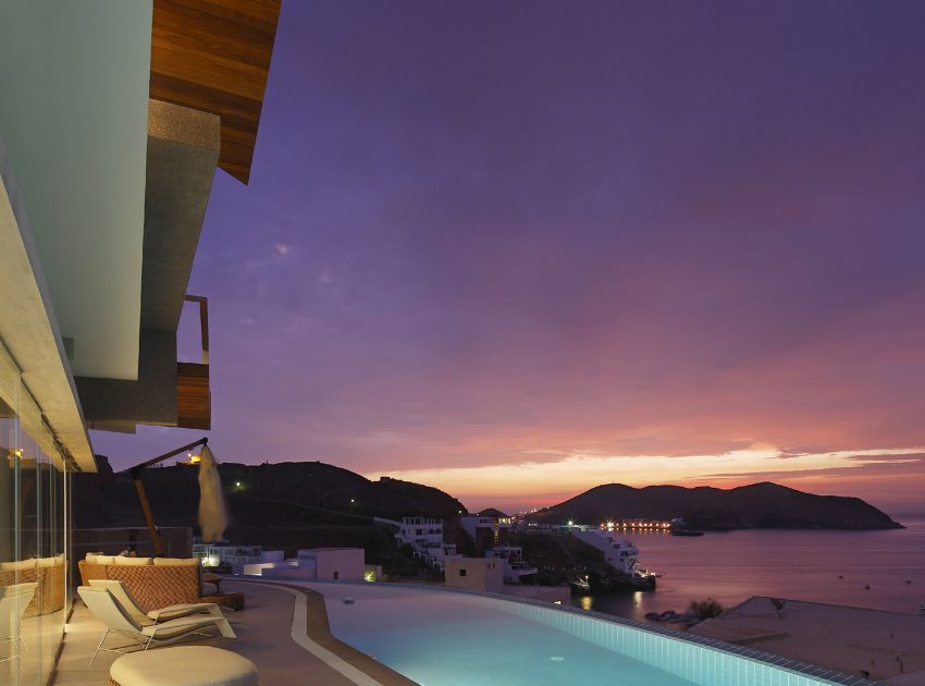 A Striking Modern Beach House on the Rocky Terrain in Lima, Peru by Longhi Architects (22)