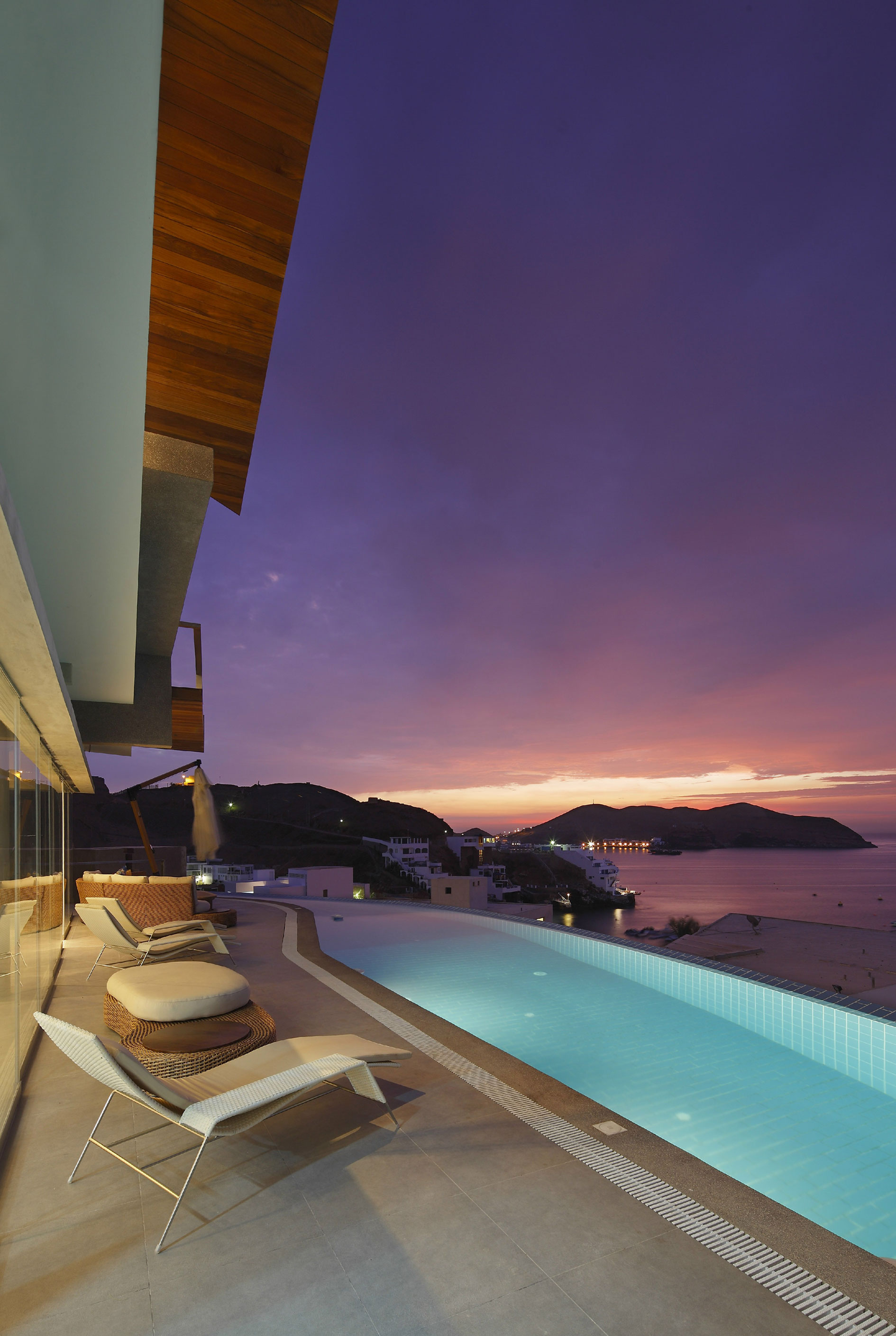 A Striking Modern Beach House on the Rocky Terrain in Lima, Peru by Longhi Architects (22)