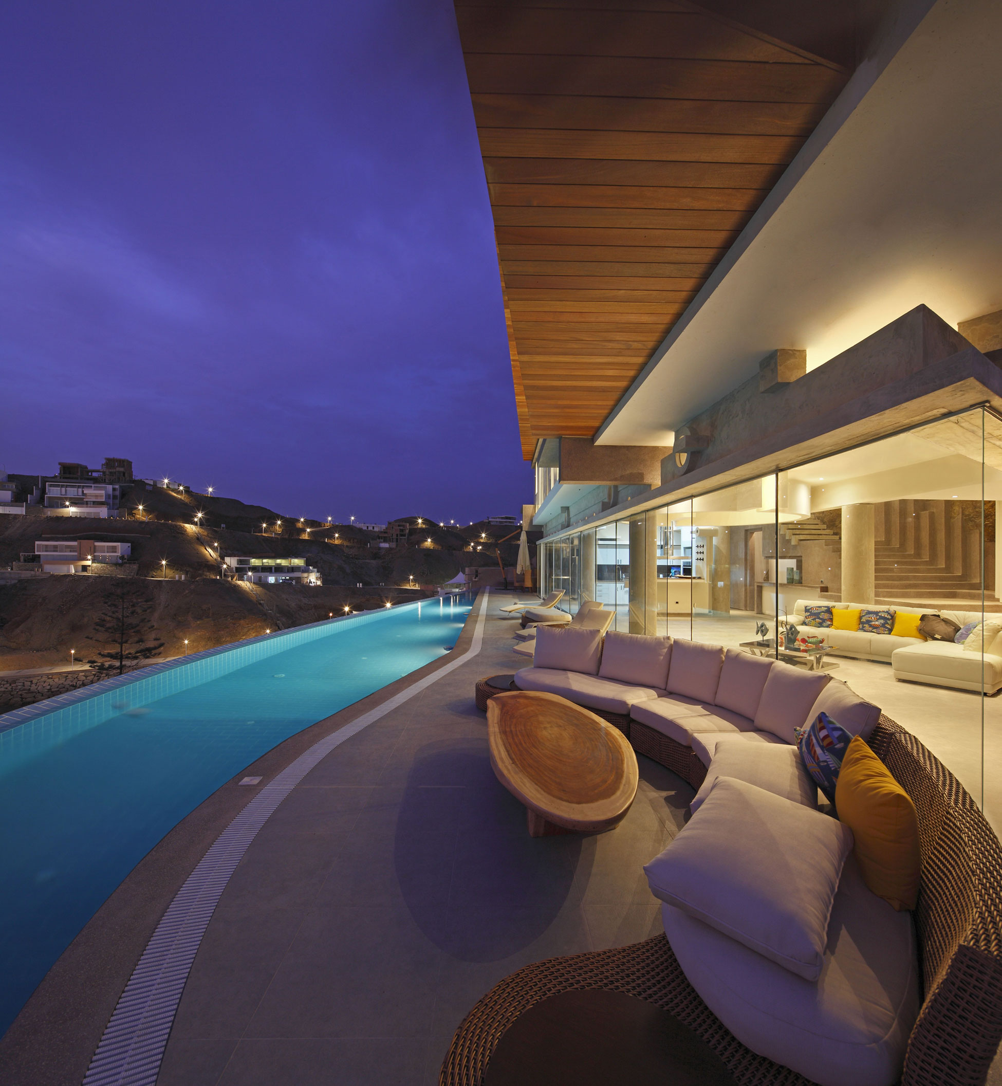 A Striking Modern Beach House on the Rocky Terrain in Lima, Peru by Longhi Architects (23)