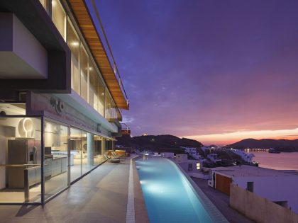 A Striking Modern Beach House on the Rocky Terrain in Lima, Peru by Longhi Architects (24)