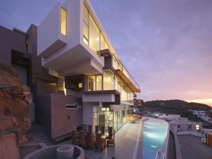 A Striking Modern Beach House on the Rocky Terrain in Lima, Peru by Longhi Architects (25)