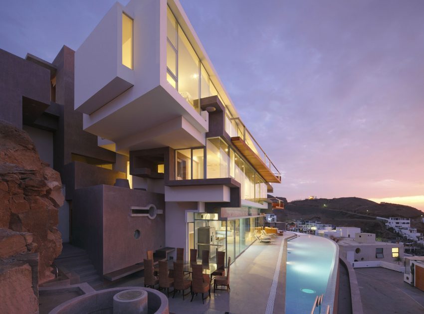 A Striking Modern Beach House on the Rocky Terrain in Lima, Peru by Longhi Architects (25)