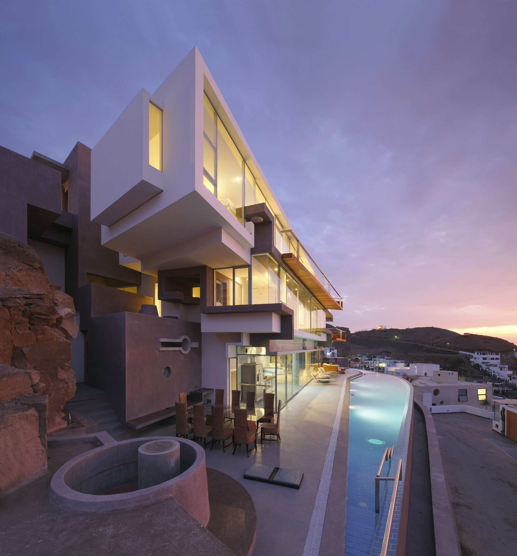 A Striking Modern Beach House on the Rocky Terrain in Lima, Peru by Longhi Architects (25)