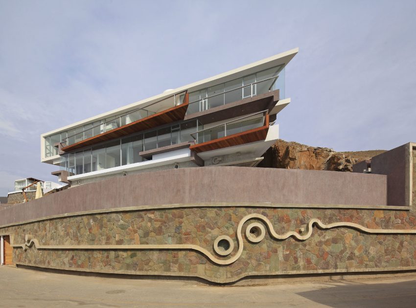 A Striking Modern Beach House on the Rocky Terrain in Lima, Peru by Longhi Architects (3)