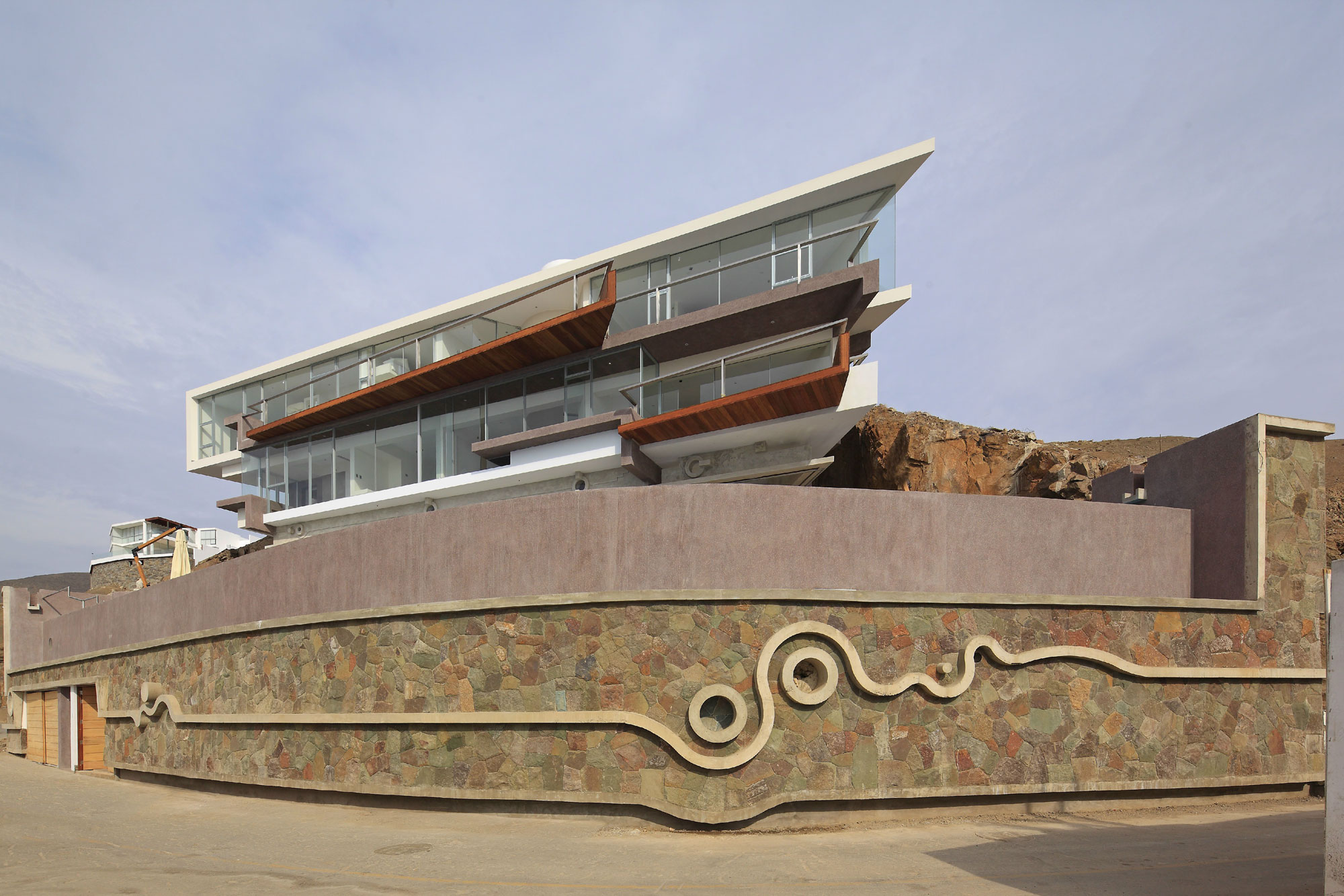 A Striking Modern Beach House on the Rocky Terrain in Lima, Peru by Longhi Architects (3)