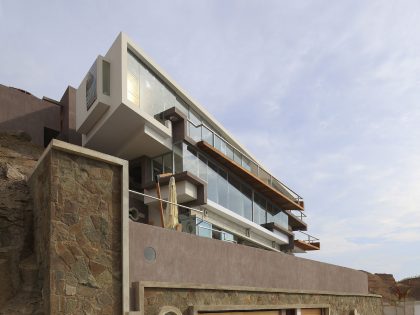 A Striking Modern Beach House on the Rocky Terrain in Lima, Peru by Longhi Architects (4)