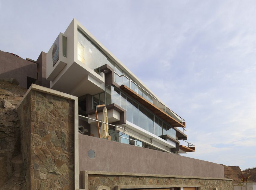 A Striking Modern Beach House on the Rocky Terrain in Lima, Peru by Longhi Architects (4)