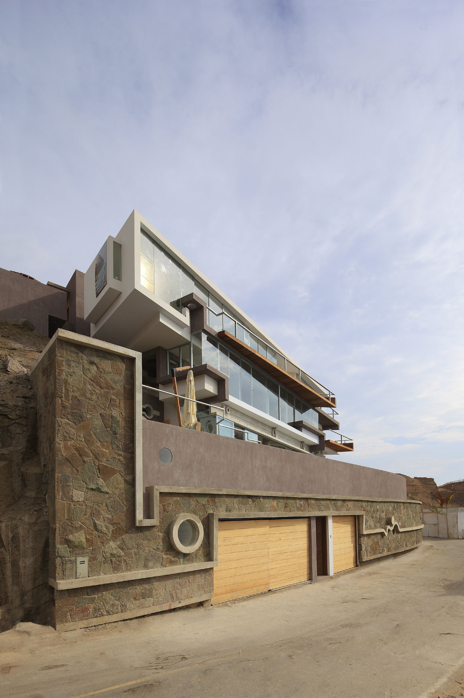 A Striking Modern Beach House on the Rocky Terrain in Lima, Peru by Longhi Architects (4)