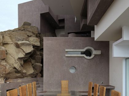A Striking Modern Beach House on the Rocky Terrain in Lima, Peru by Longhi Architects (5)