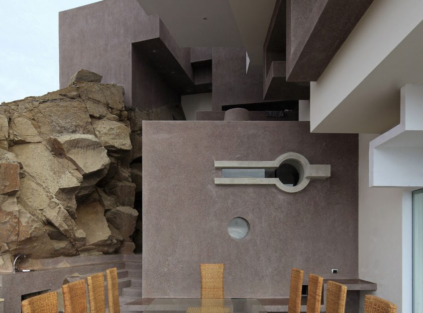 A Striking Modern Beach House on the Rocky Terrain in Lima, Peru by Longhi Architects (5)