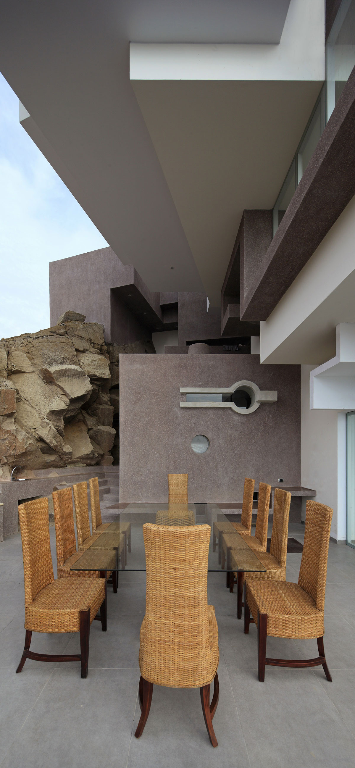 A Striking Modern Beach House on the Rocky Terrain in Lima, Peru by Longhi Architects (5)