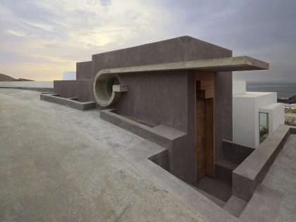 A Striking Modern Beach House on the Rocky Terrain in Lima, Peru by Longhi Architects (6)